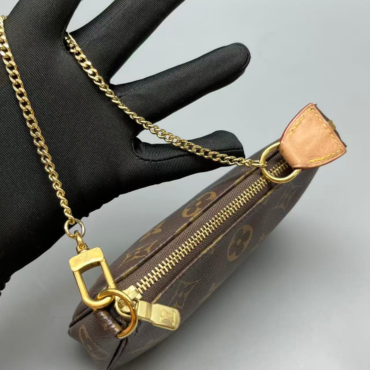 Louis Vuitton - Mini Pochette Accessoires - Monogram coated canvas with natural cowhide leather trim - Brown - (mini)