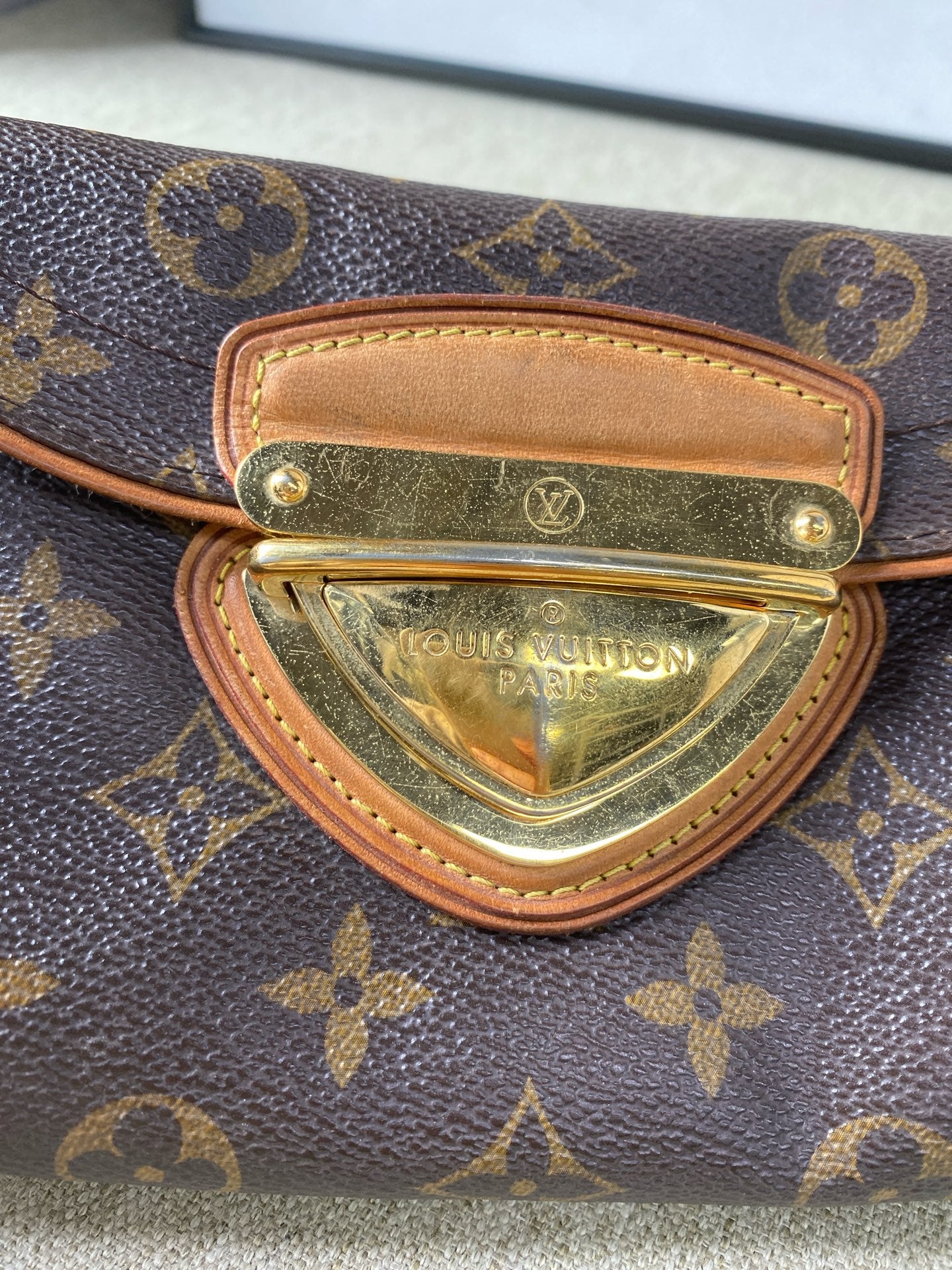 Louis Vuitton - Beverly Manhattan - Monogram coated canvas with Vachetta leather trim and gold-tone hardware - Brown - (Small)