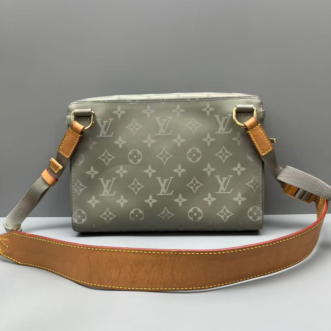 Louis Vuitton - Titanium Monogram Show Style Messenger Bag - Titanium-effect coated canvas and Vachetta leather - Grey with natural leather accents - (medium)