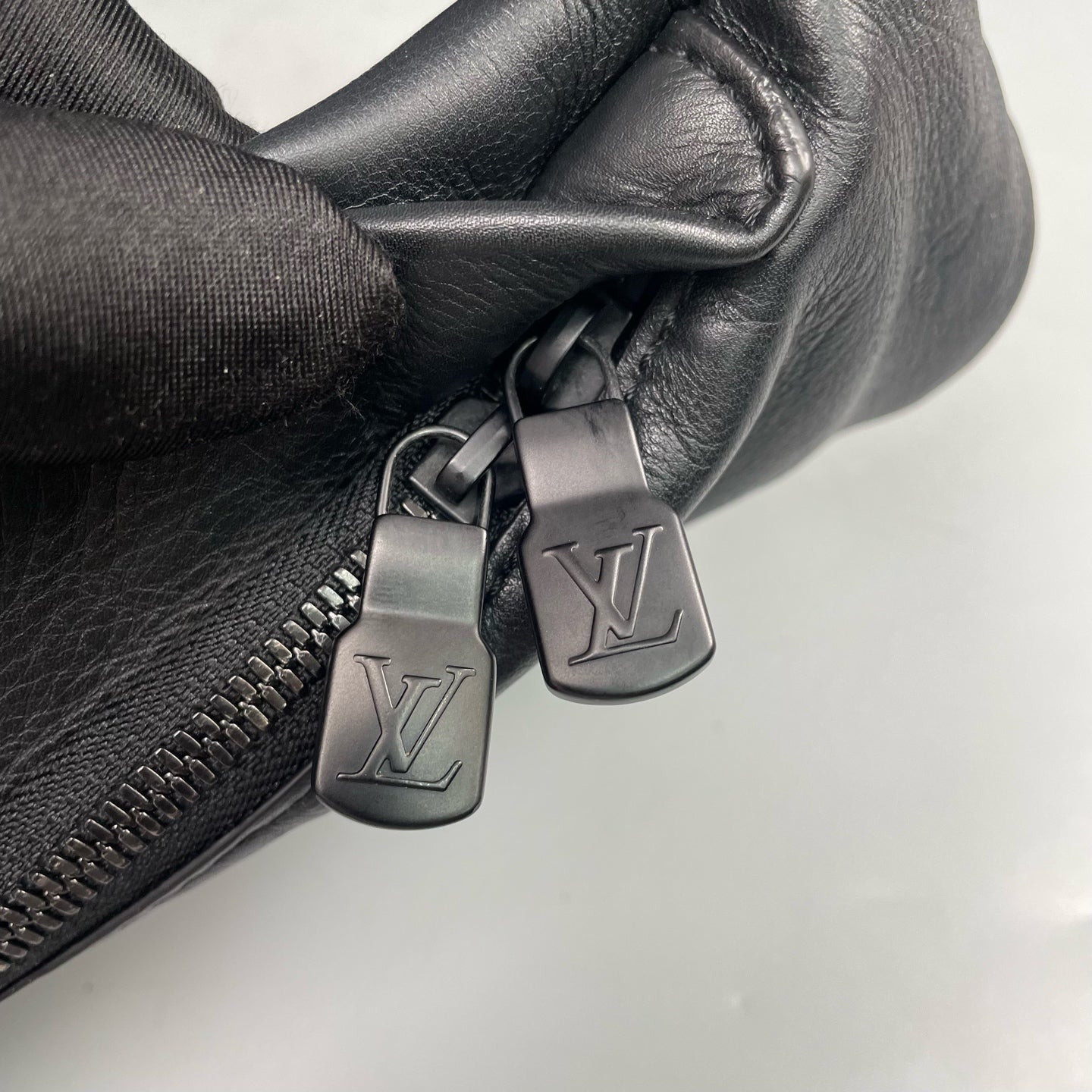 Louis Vuitton - Discovery Bumbag - Leather - Black - (medium)