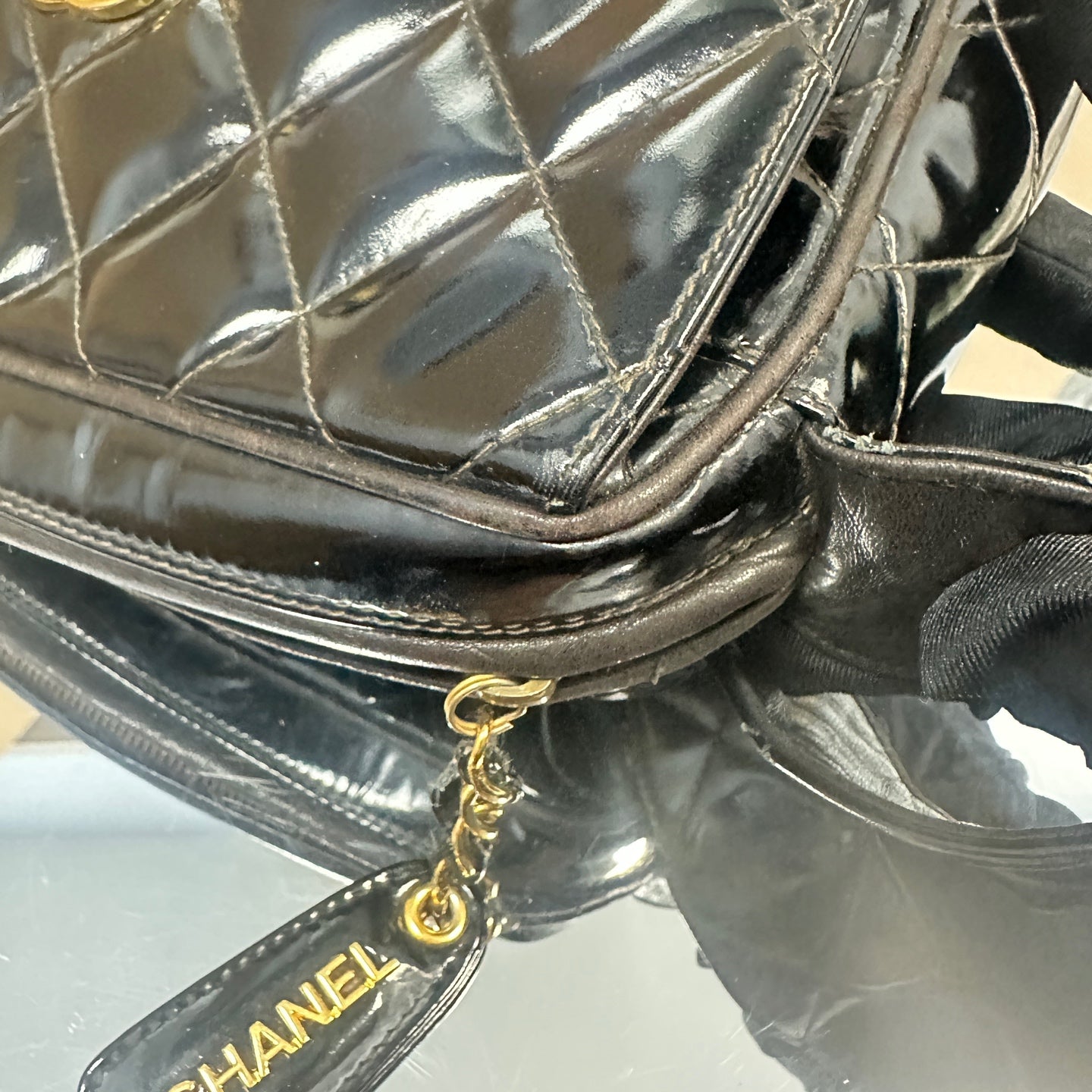 Chanel - Vintage Quilted Camera Bag - Patent leather - Black - (Small)