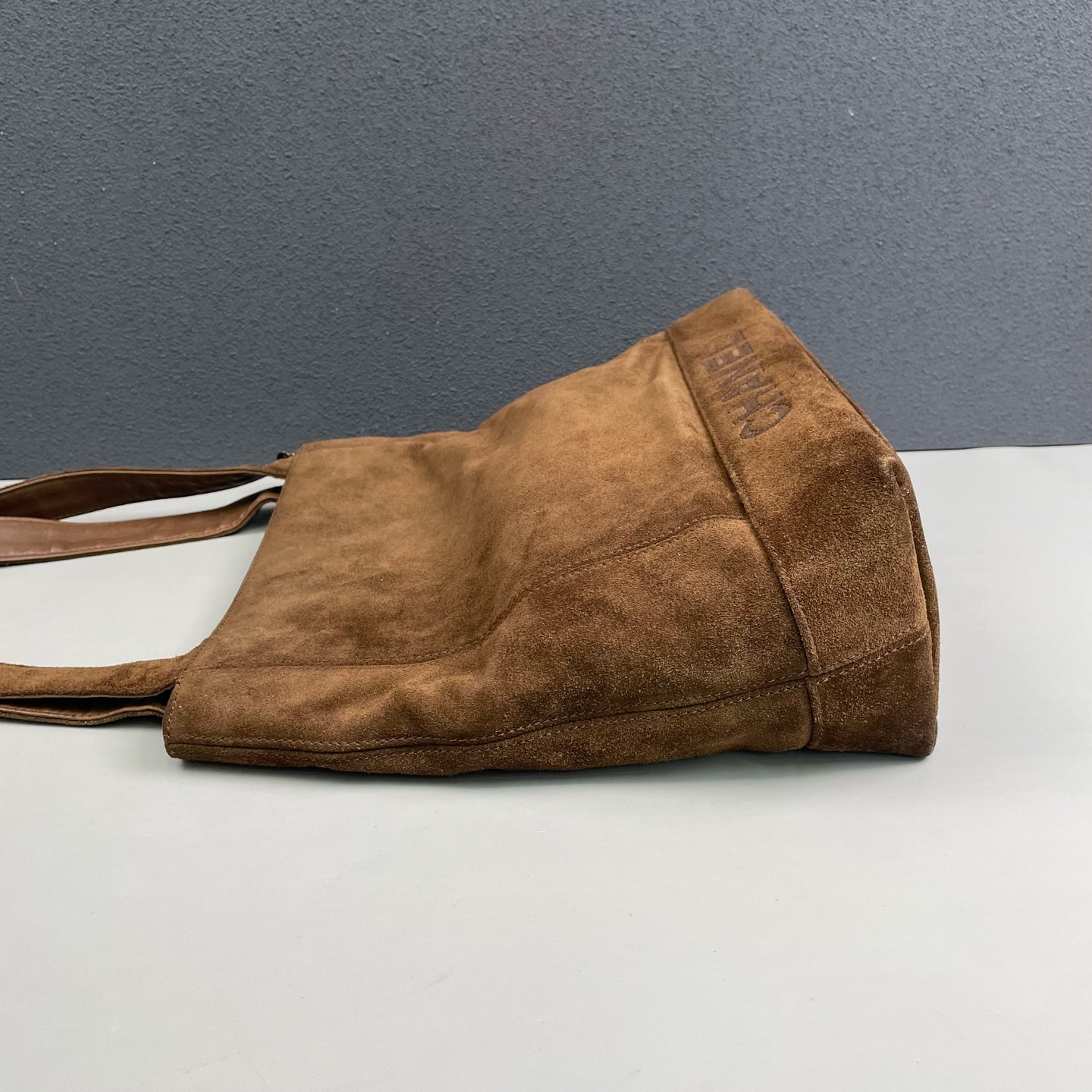 Chanel - Vintage Suede Shoulder Tote Bag - Suede - Brown - (Medium)