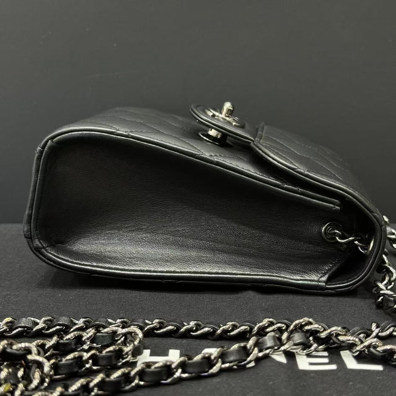 Chanel - Vertical Quilted Phone Holder with Chain - Lambskin leather - Black - (mini)