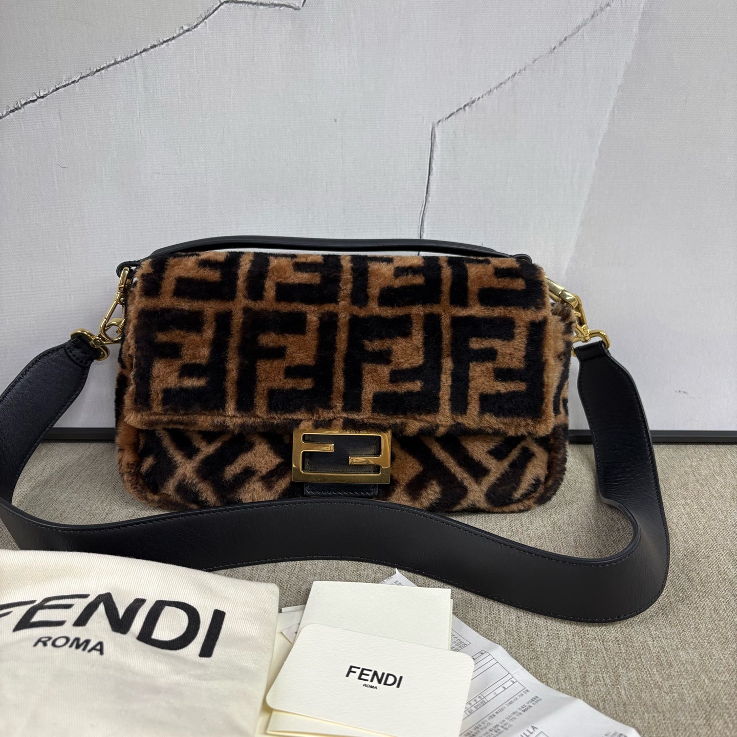 Fendi - Baguette - Plush textile with leather trim - Brown - (Medium)