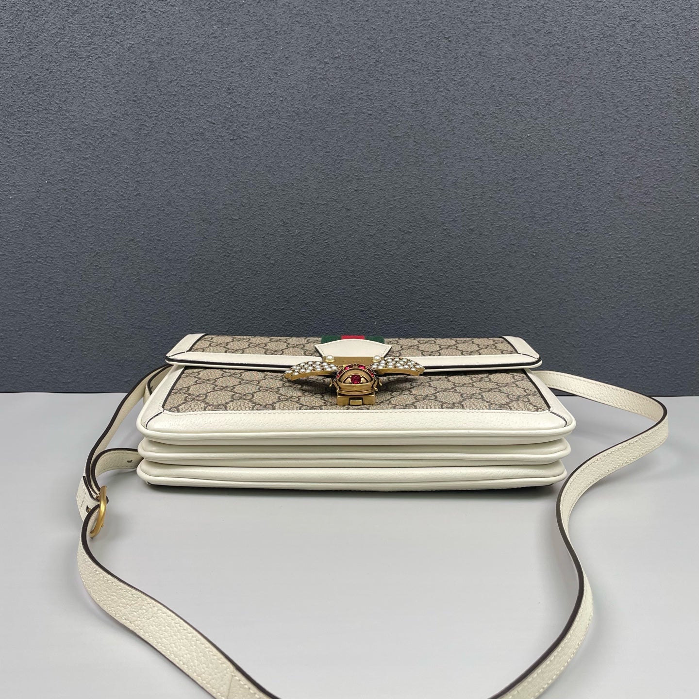Gucci - Queen Margaret Bee Messenger Bag - GG Supreme coated canvas with grained leather trim - Beige and White with Red/Green Web Stripe - (medium)