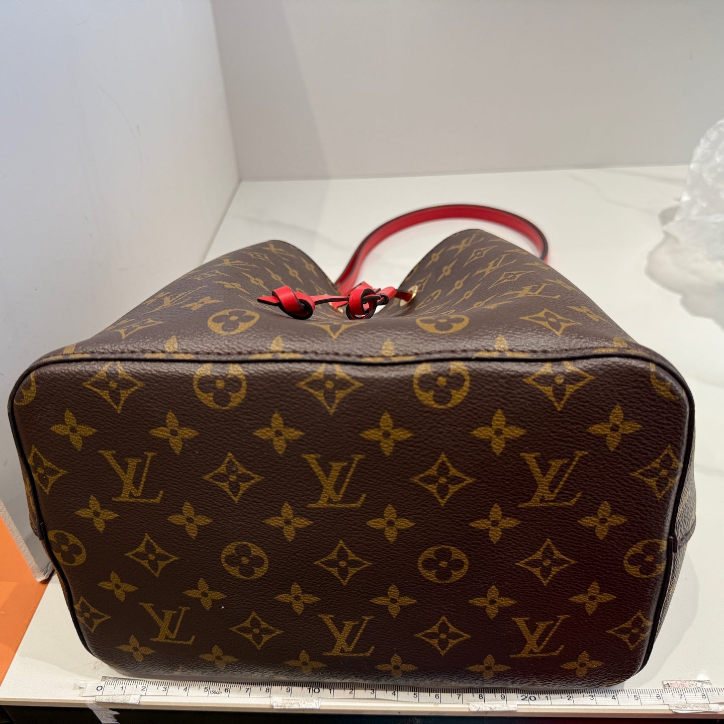 Louis Vuitton - NeoNoe MM - Monogram coated canvas with leather trim - Brown and Red - (medium)
