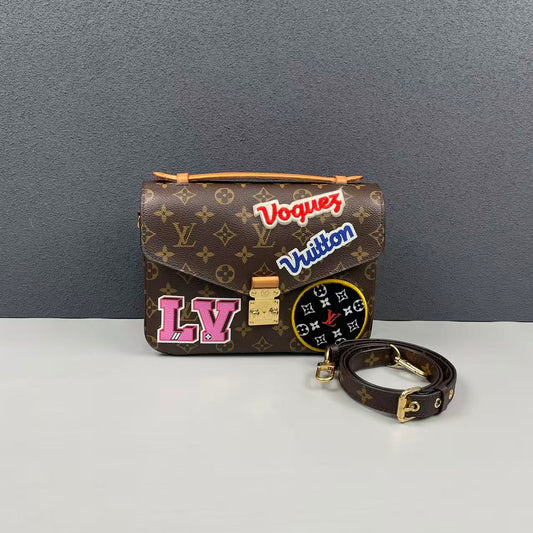 Louis Vuitton - Pochette Métis Monogram Patches - Monogram coated canvas with natural Vachetta leather trim and microfibre lining - Brown - (Medium)