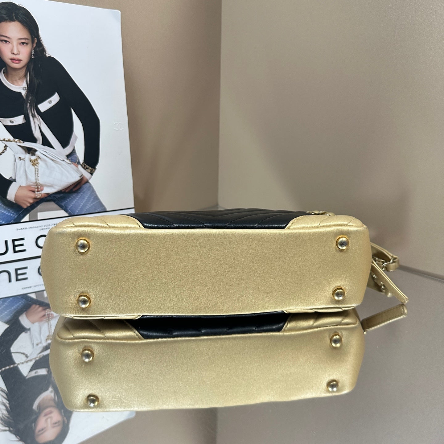 Chanel - Color-blocked V-Stitch Camera Bag - Leather - Multicolour - (Small)