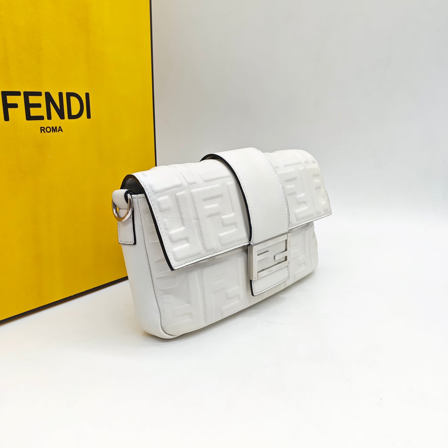 Fendi - Baguette Embossed FF Pattern - Grained leather - White - (Medium)