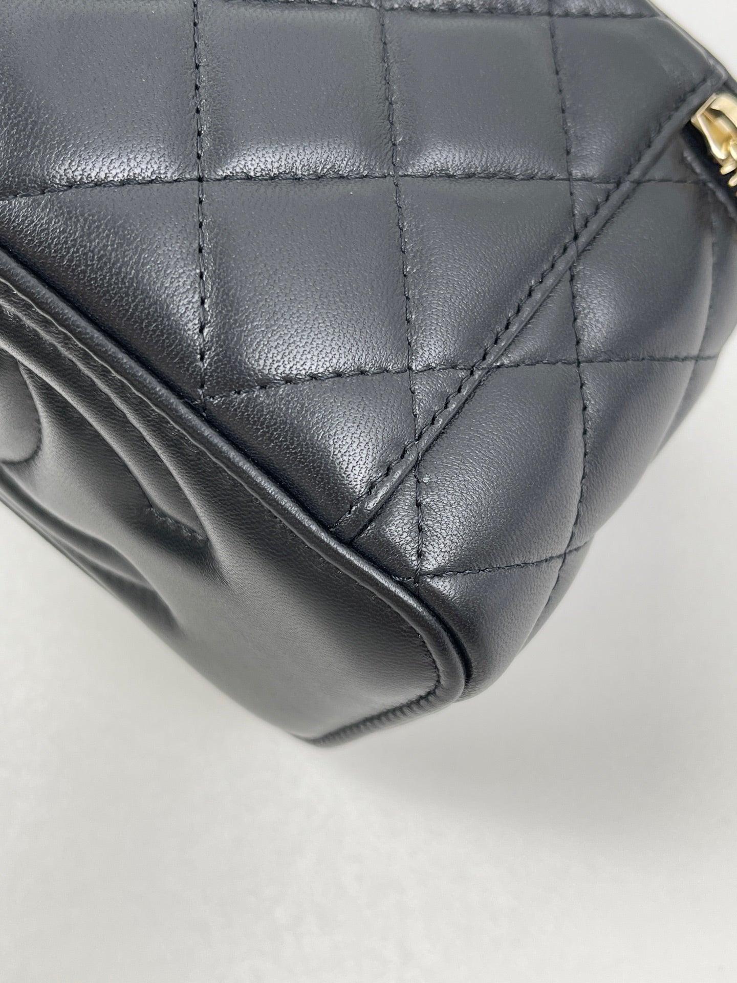 Chanel - Gold Ball Vanity Case - Lambskin leather - Black - (Mini)