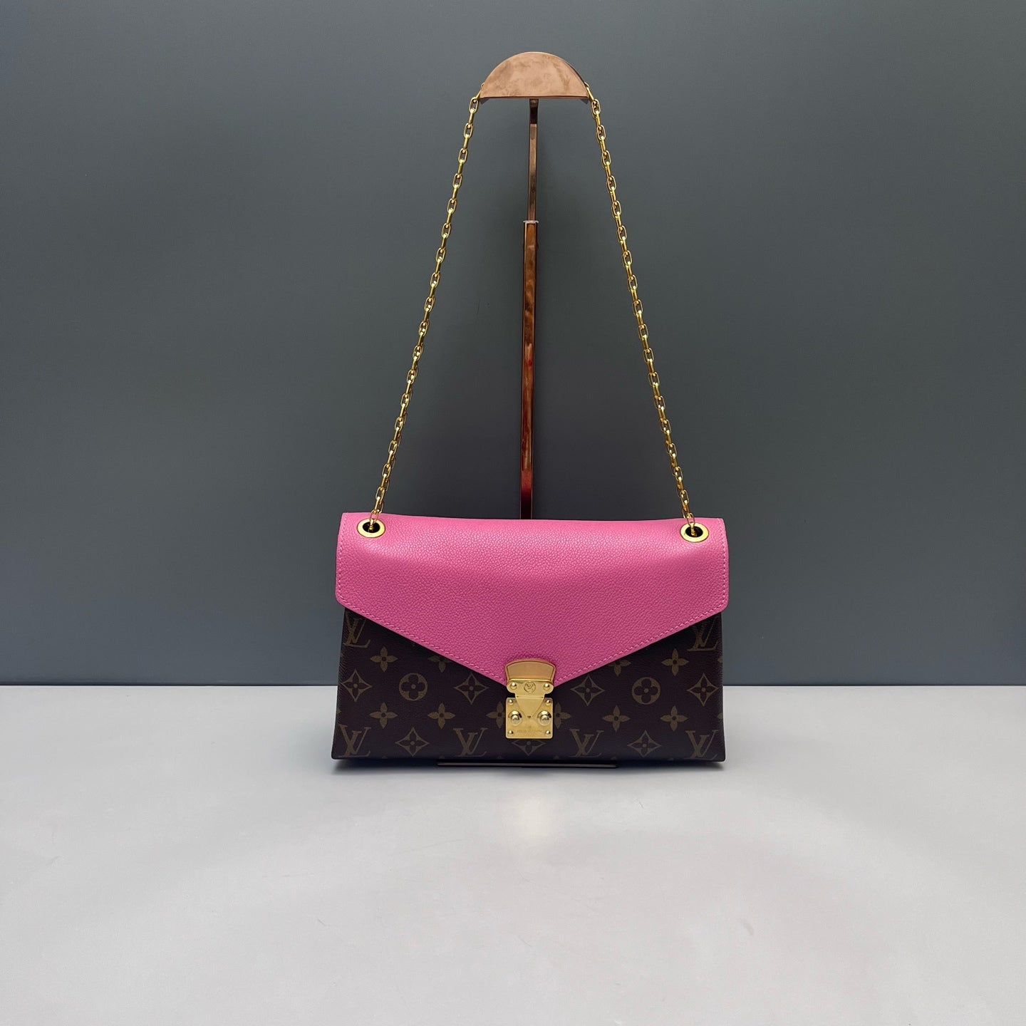 Louis Vuitton - Pallas Chain Envelope Bag - Monogram canvas and grain leather - Pink and Brown - (small)