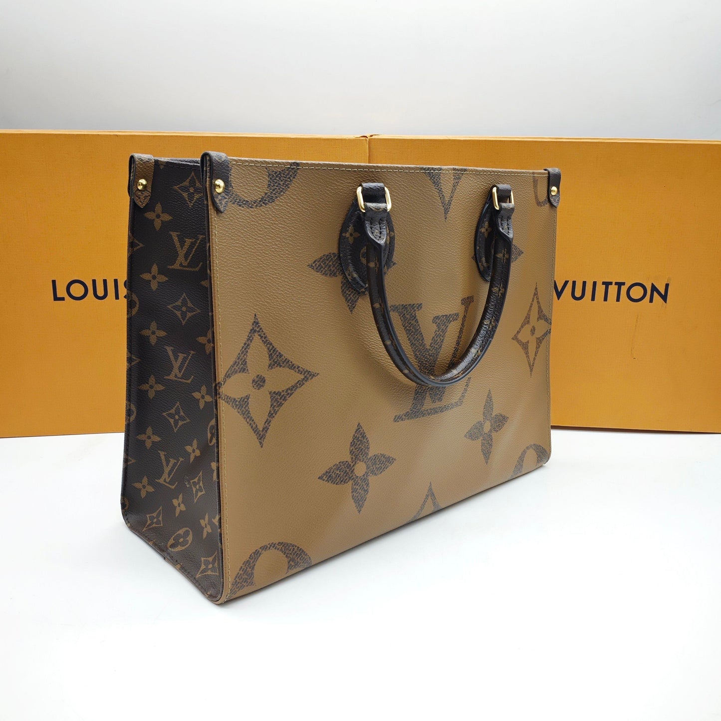 Louis Vuitton - OnTheGo MM - Monogram Giant and Reverse Monogram coated canvas with natural cowhide leather trim - Multicolour - (medium)
