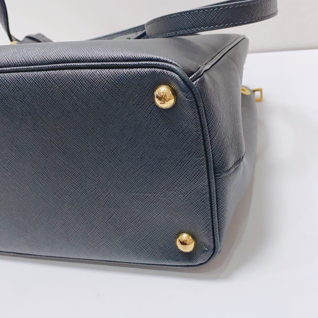 Prada - Galleria Tote - Saffiano leather - Black - (Medium)