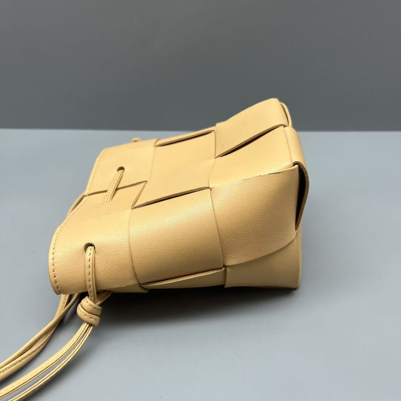 Bottega Veneta - Cassette Mini Bucket Bag - Leather - Beige - (mini)