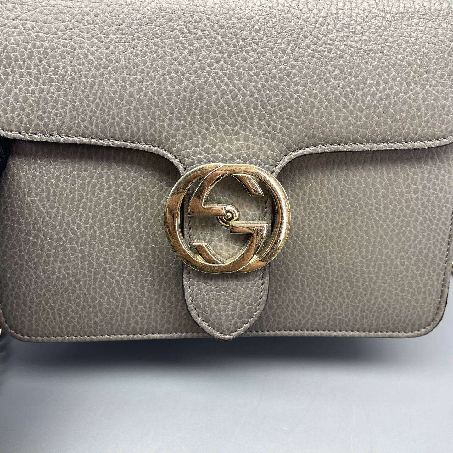 Gucci - Interlocking G Accordion Shoulder Bag - Grained leather - Grey with Gold-Tone Hardware - (small)