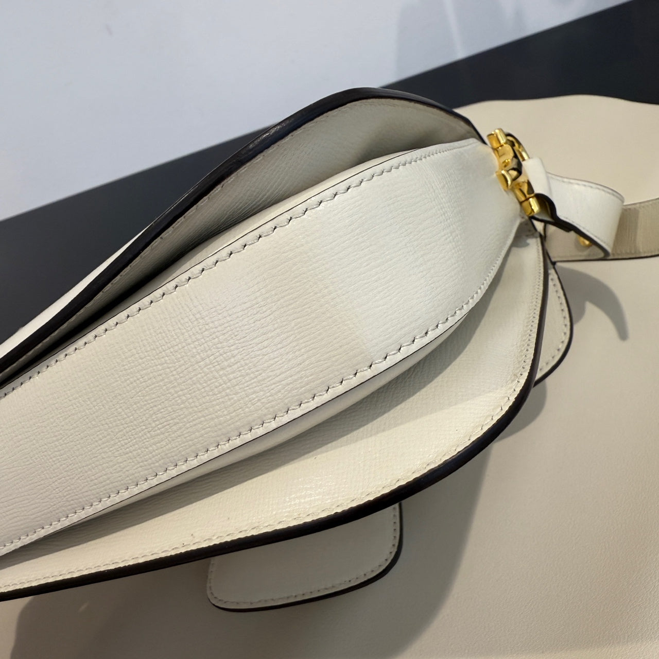 Gucci - Horsebit 1955 Messenger Bag - Textured leather - White with black trim - (medium)