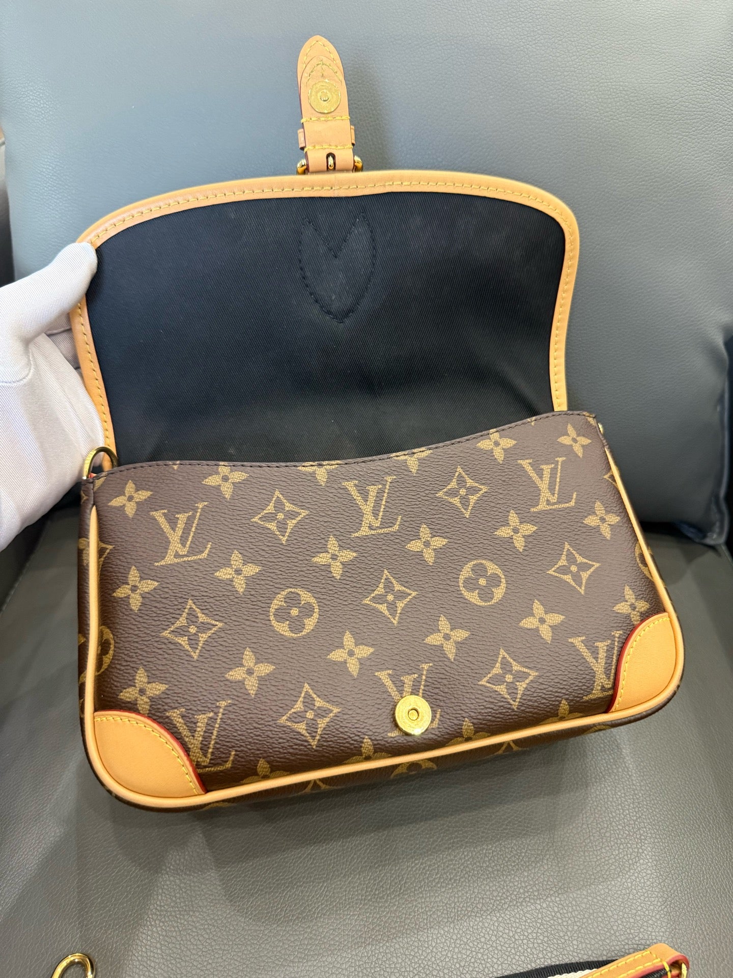 Louis Vuitton - Baguette Flap Bag - Monogram coated canvas with Vachetta leather trim - Brown - (small)