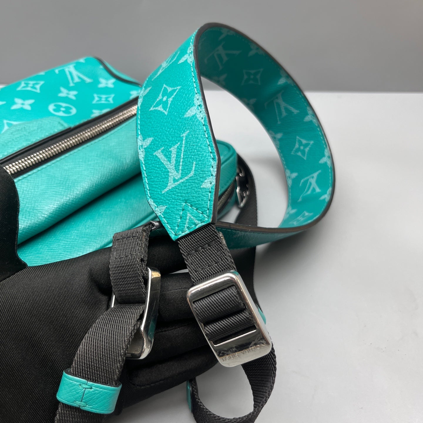 Louis Vuitton - Outdoor Messenger - Leather - Blue - (medium)