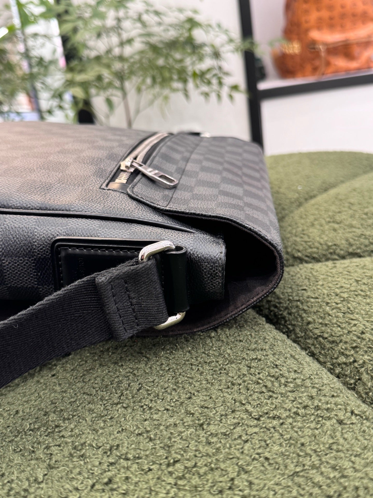Louis Vuitton - District GM Messenger Bag - Coated Canvas and Leather - Black - (medium)
