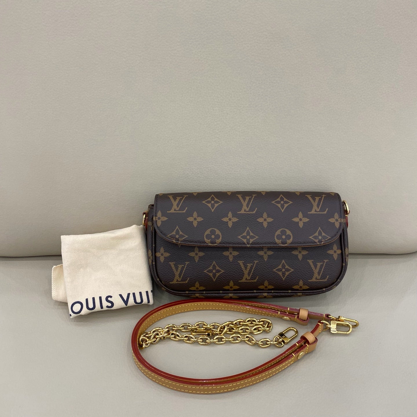 Louis Vuitton - Ivy Pochette - Monogram coated canvas with natural cowhide leather trim - Brown - (mini)