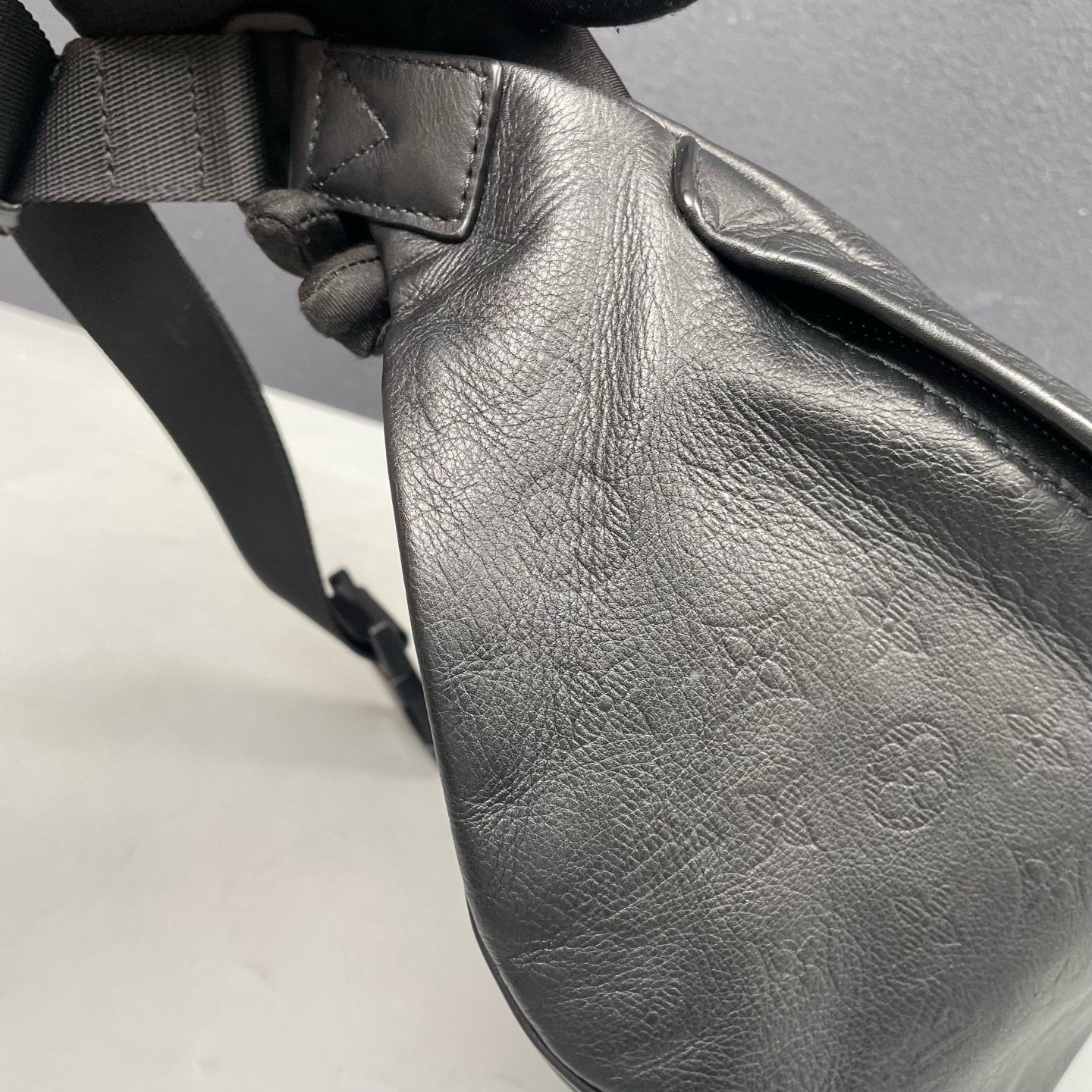 Louis Vuitton - Discovery Bumbag - Leather - Black - (medium)
