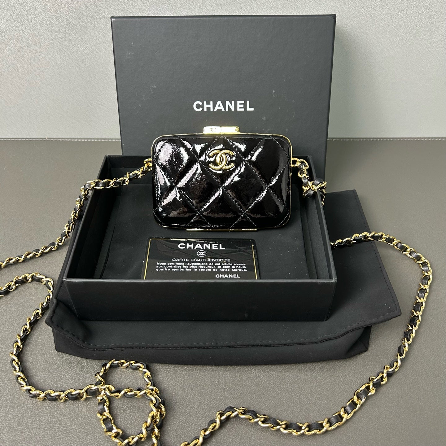 Chanel - Metiers d'Art Clasp Chain Card Holder Mini Bag - Patent leather - Black with gold-tone hardware - (mini)