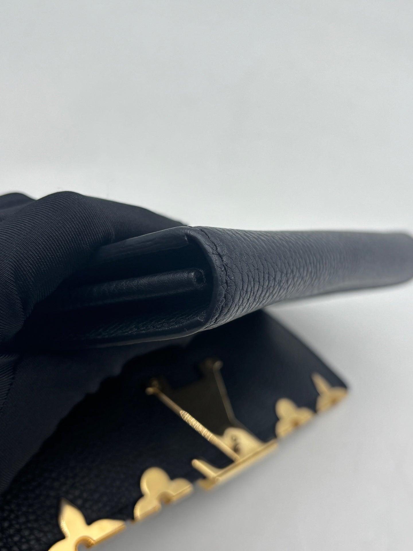 Louis Vuitton - Capucines Flap Wallet - Grained leather - Black - (medium)