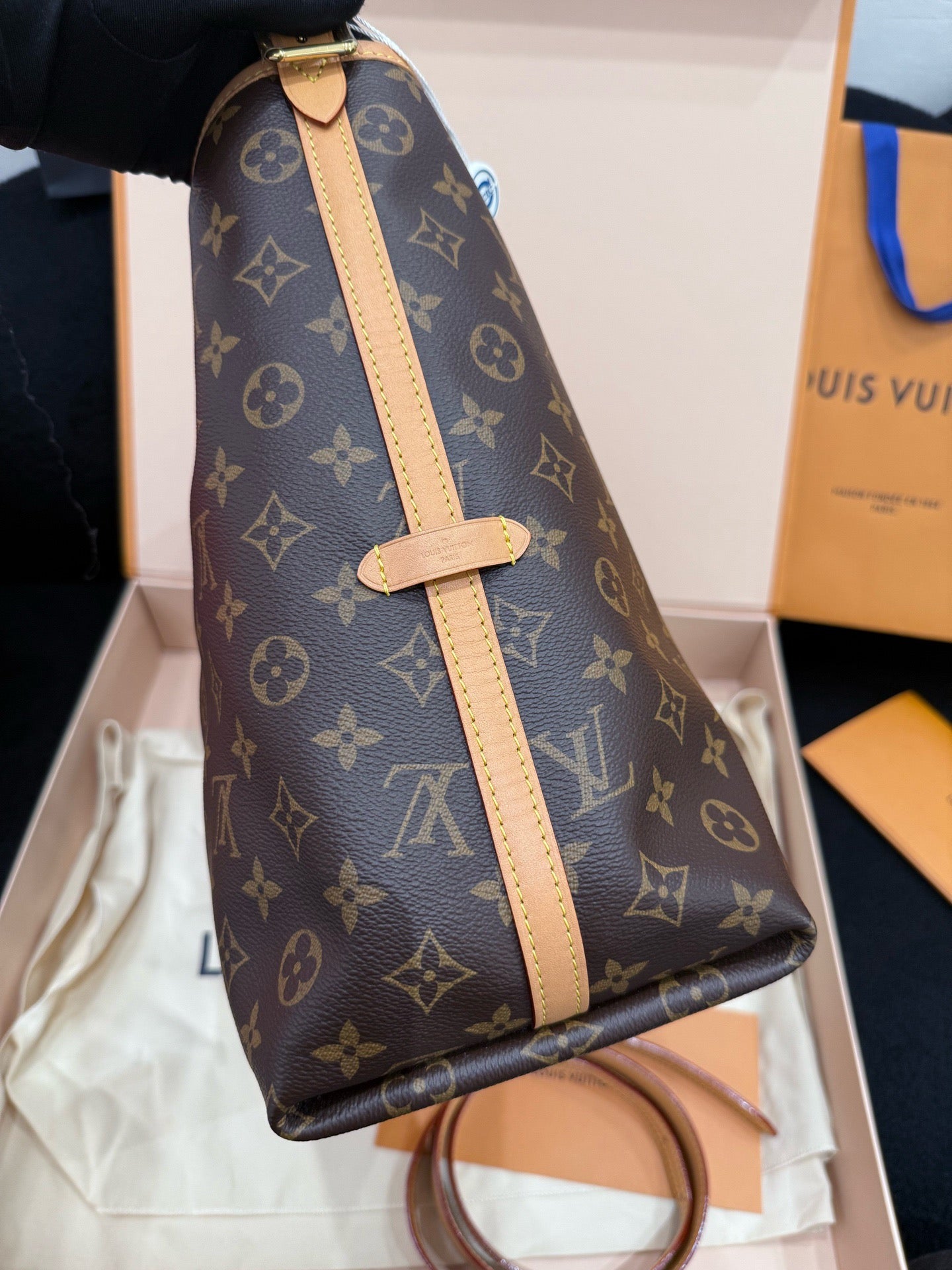 Louis Vuitton - Carryall MM - Monogram coated canvas with Vachetta leather trim - Brown - (Medium)