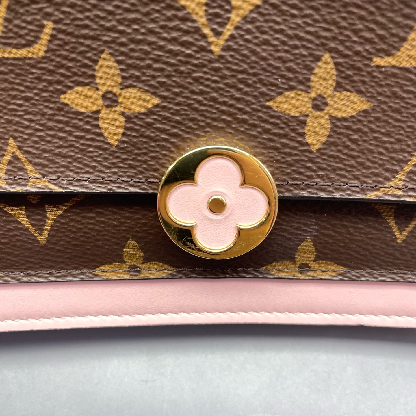 Louis Vuitton - Monogram Flower Lock Pochette - Monogram coated canvas with leather trim - Brown and Pink - (Mini)