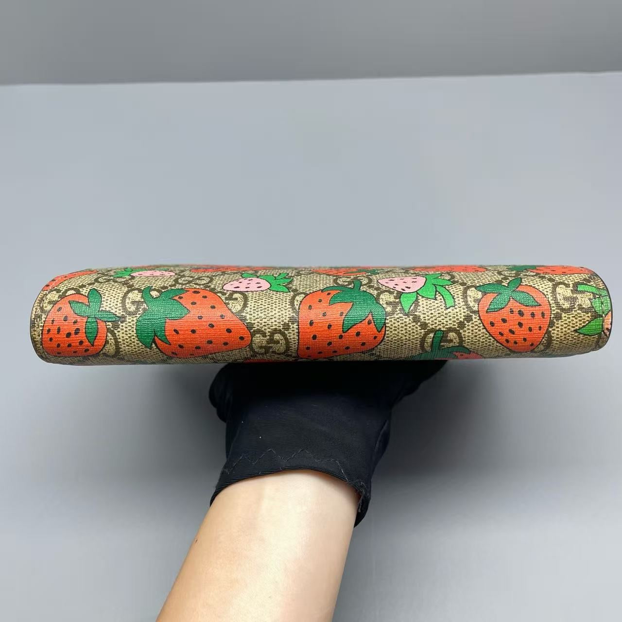 Gucci - Strawberry Print GG Supreme Wallet on Chain - Coated canvas with leather trim - Multicolour - (mini)