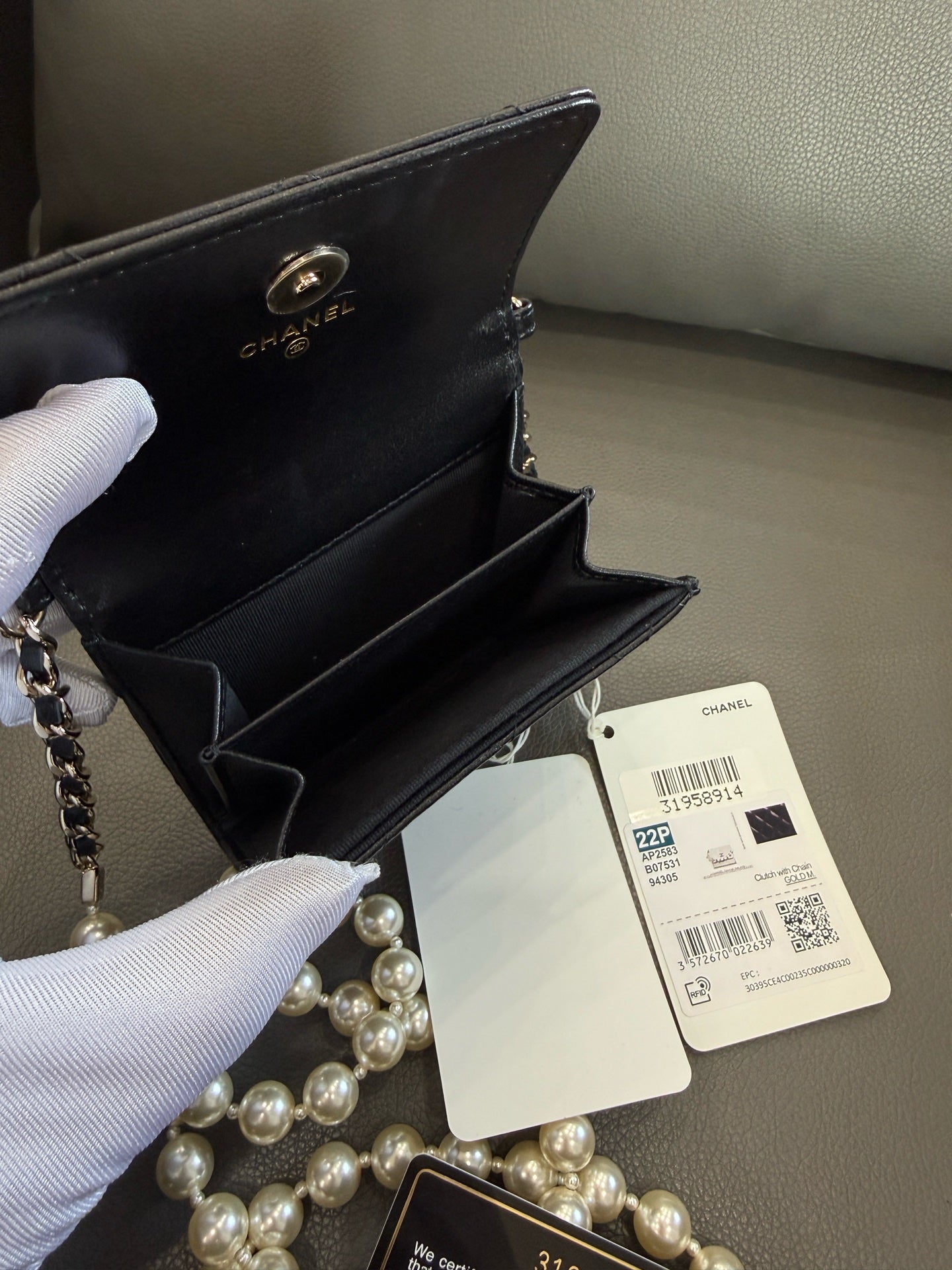 Chanel - 22P Pearl Chain Mini Clutch with Chain - Lambskin leather - Black - (mini)