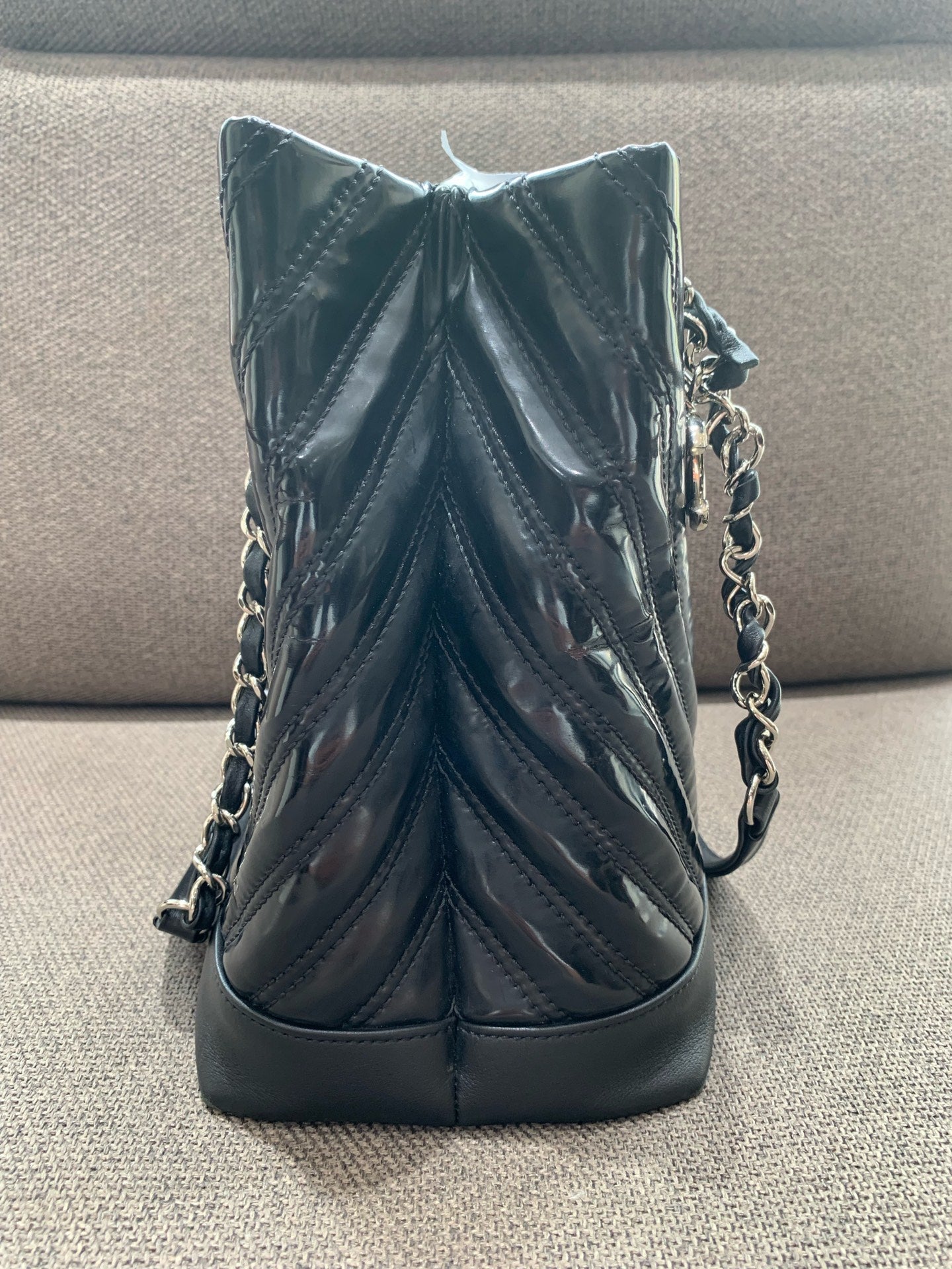 Chanel - Chevron Quilted Patent & Leather Tote Bag - Patent leather and Leather - Black with Silver-Tone Hardware - (medium)
