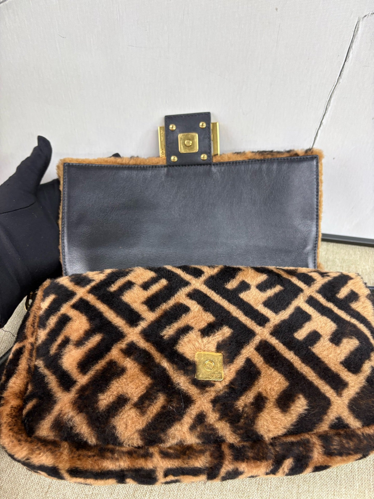 Fendi - Baguette - Plush textile with leather trim - Brown - (Medium)