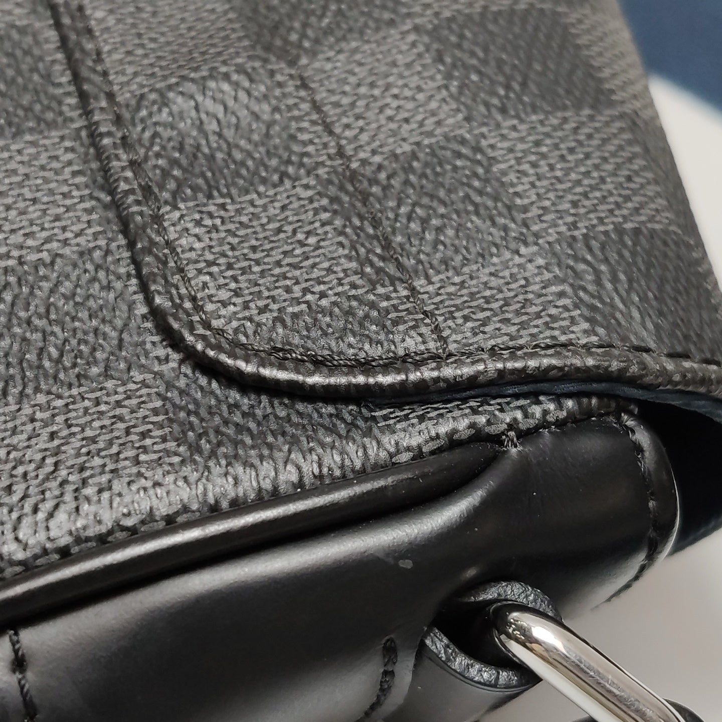 Louis Vuitton - District Messenger PM Bag - Damier Graphite coated canvas with leather trim - Grey - (medium)