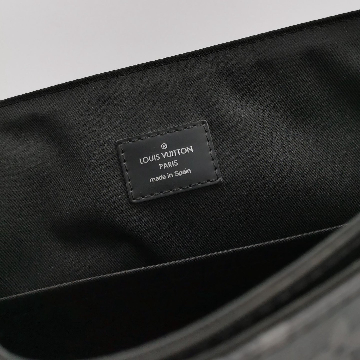Louis Vuitton - Discovery Messenger Bag PM - Monogram Eclipse coated canvas - Black - (medium)