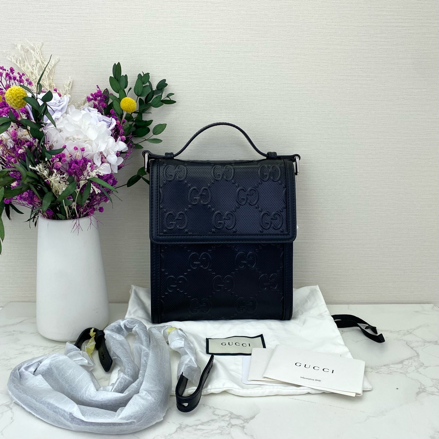 Gucci - GG Embossed Messenger Bag - Leather - Black - (medium)