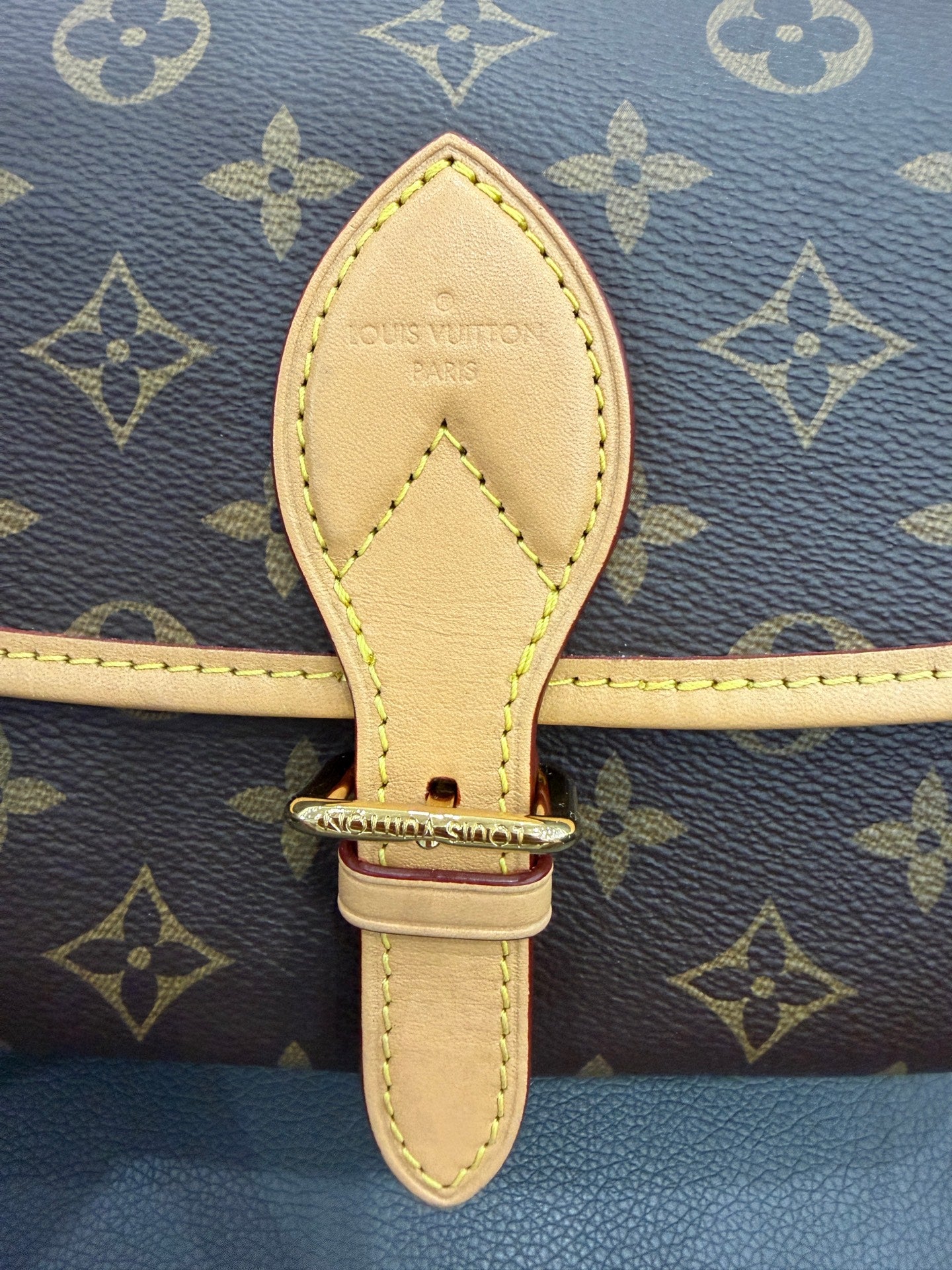 Louis Vuitton - Baguette Flap Bag - Monogram coated canvas with Vachetta leather trim - Brown - (small)