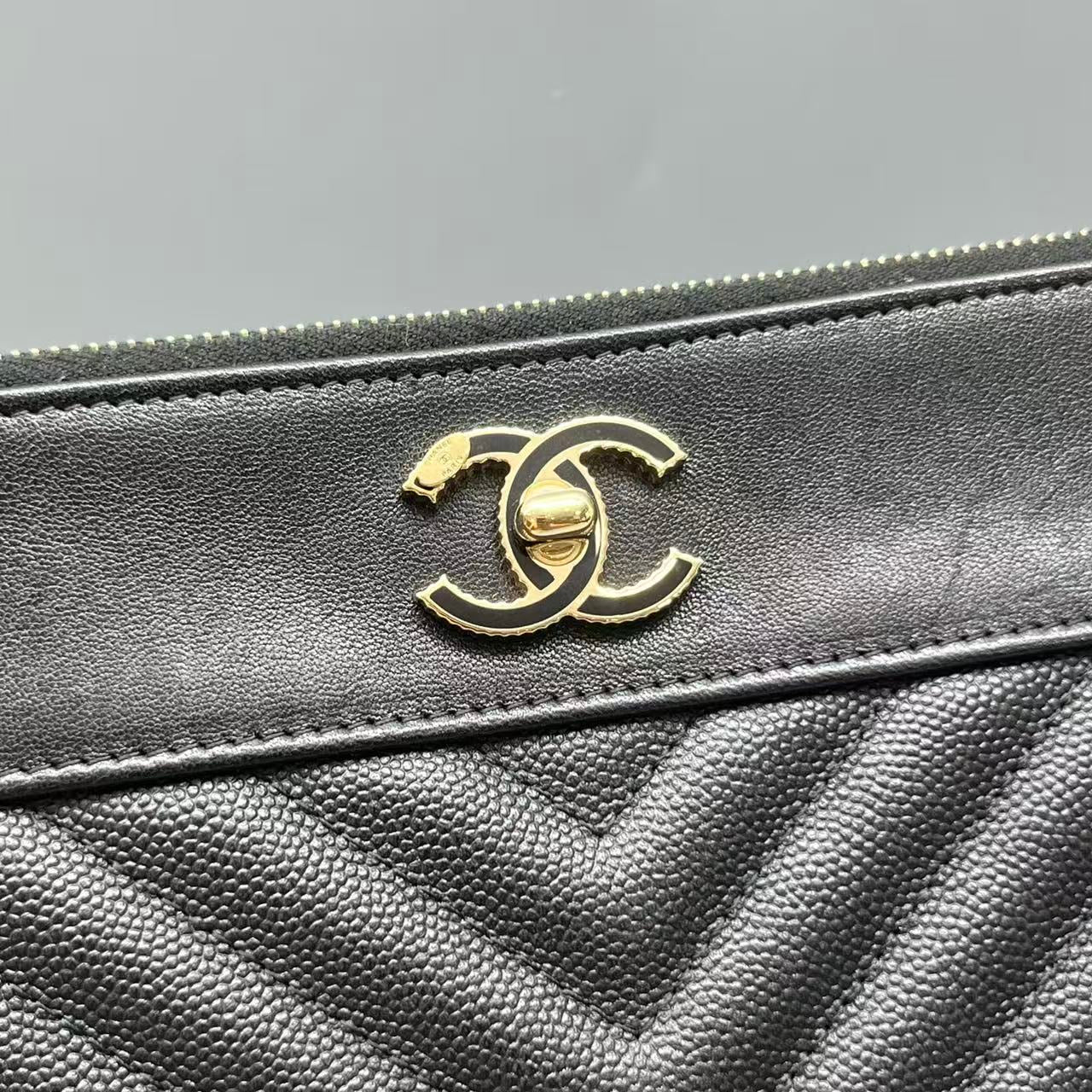 Chanel - V-Quilted Envelope Clutch - Caviar leather - Black - (medium)