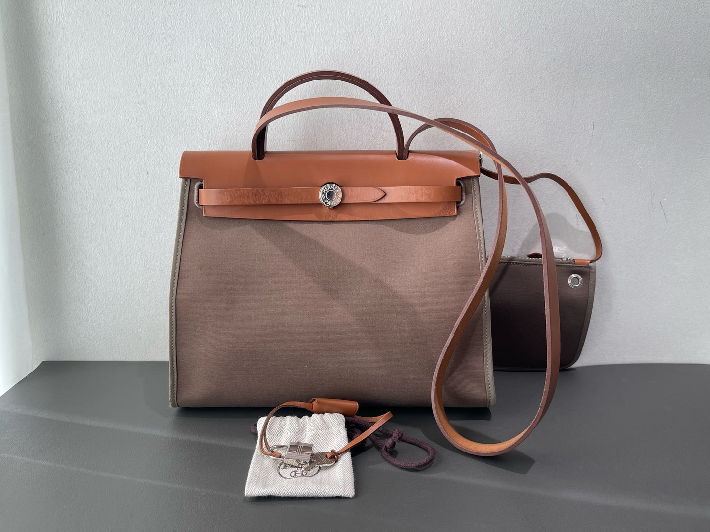 Hermès - Herbag Zip 31 - Canvas and Leather - Caramel Brown and Elephant Grey - (Medium)