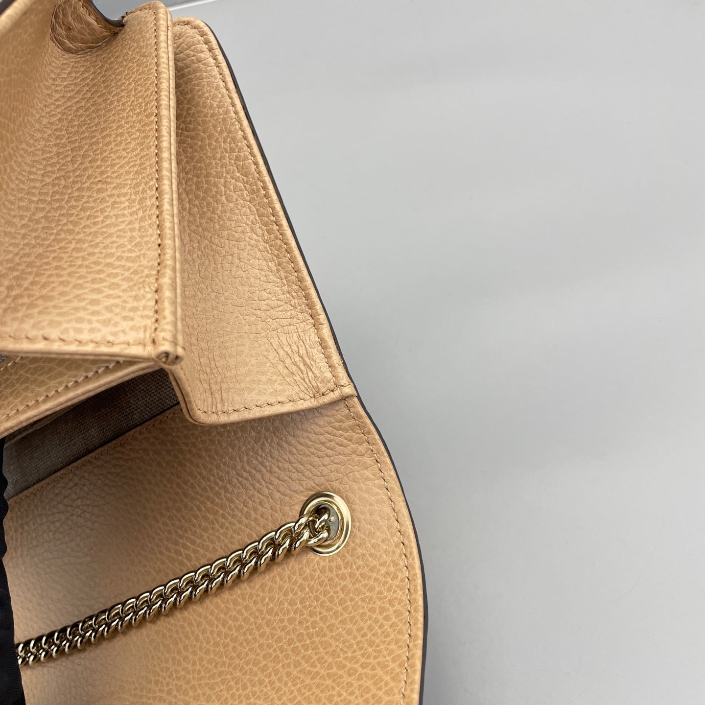 Gucci - Interlocking G Accordion Flap Bag (Outlet Model) - Grained leather - Beige - (small)