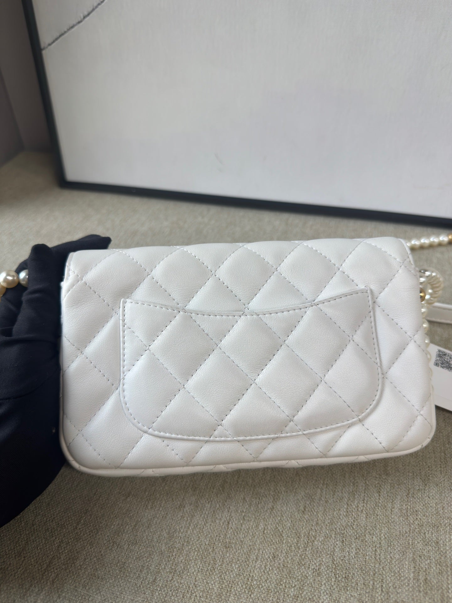 Chanel - WOC (Wallet on Chain) with Pearl Chain Strap - Lambskin leather - White - (mini)
