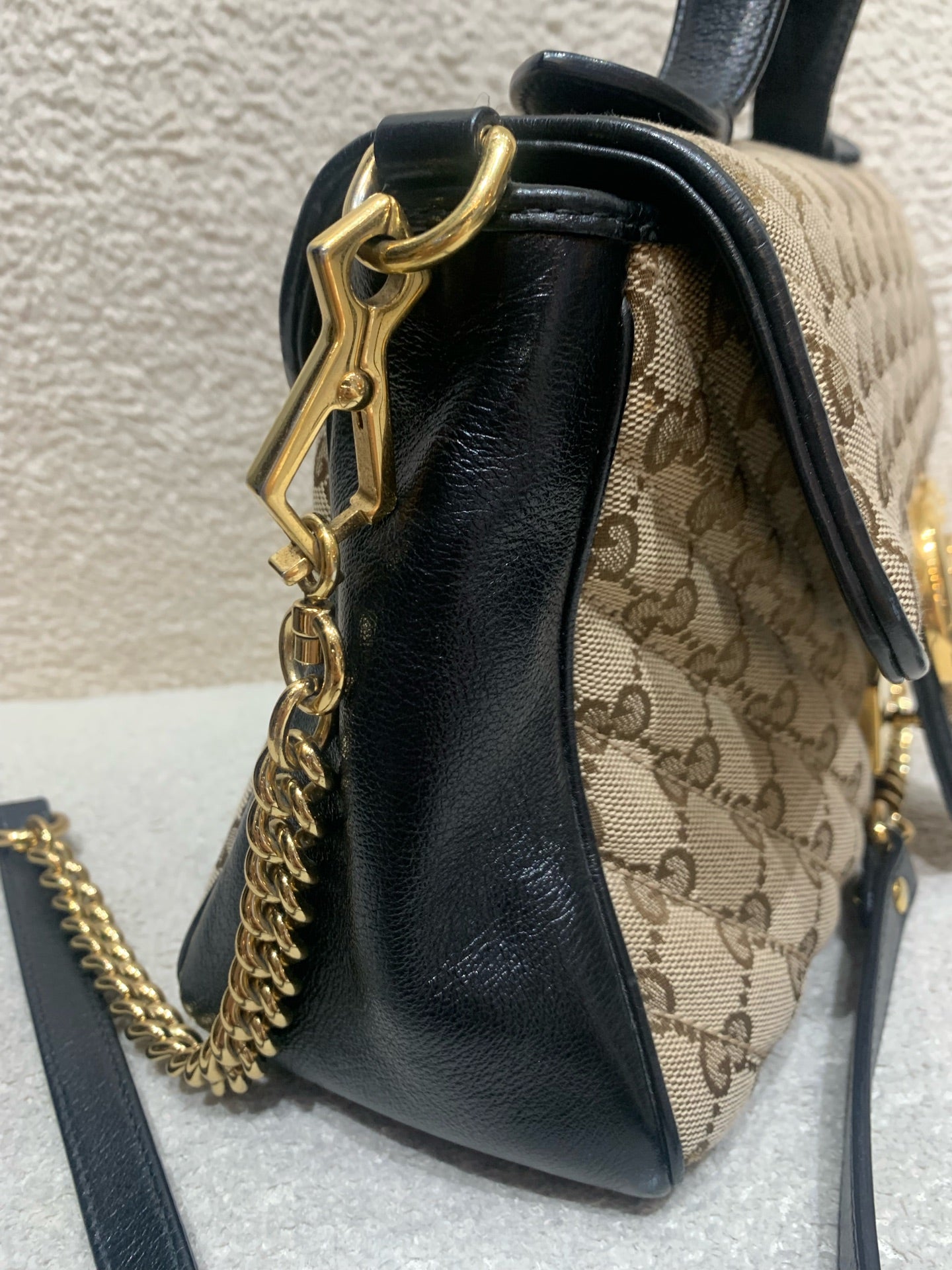 Gucci - Marmont Top Handle Messenger Bag - GG Supreme coated canvas with leather trim - Beige and Black with Gold-tone hardware - (Medium)