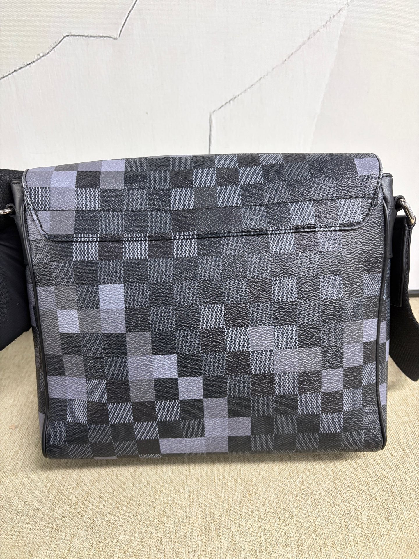 Louis Vuitton - District Messenger PM - Synthetic coated canvas with leather trim - Grey - (Medium)