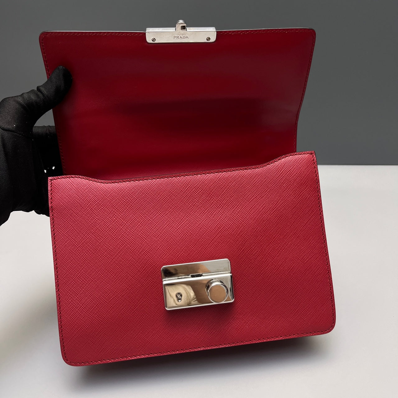 Prada - Chain Flap Bag - Saffiano leather - Red - (Medium)