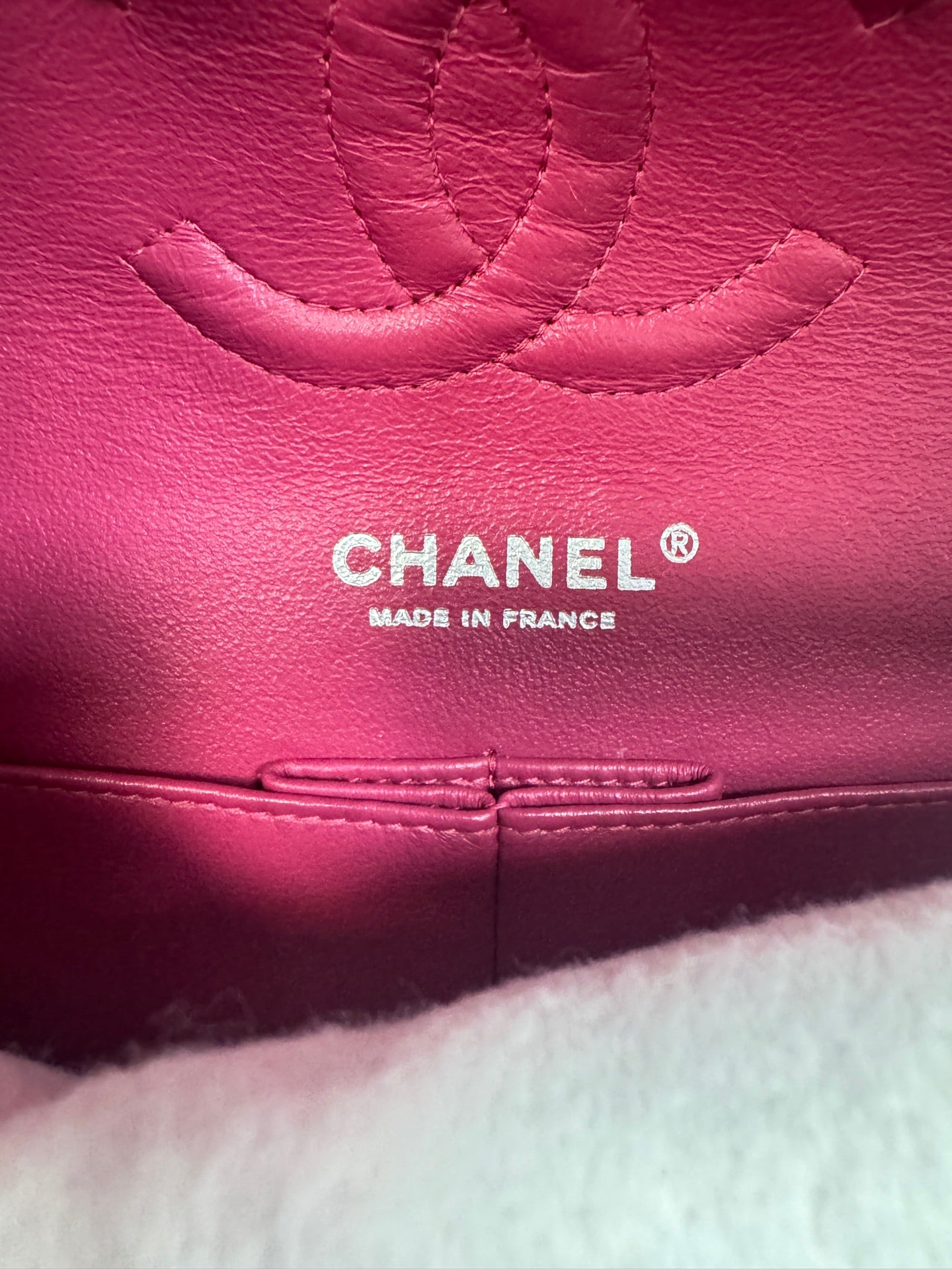 Chanel - Classic Flap Medium - Patent leather - Vibrant Magenta - (medium)