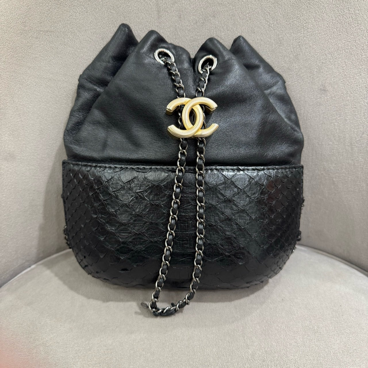 Chanel - Gabrielle Bucket Bag - Leather and Exotic leathers - Python - Black - (mini)