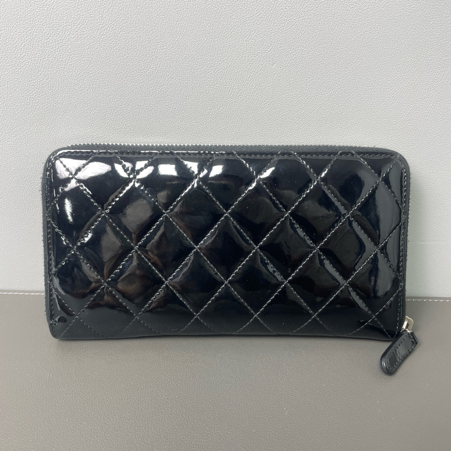 Chanel - Classic Quilted Zipped Wallet - Patent leather - Black - (medium)