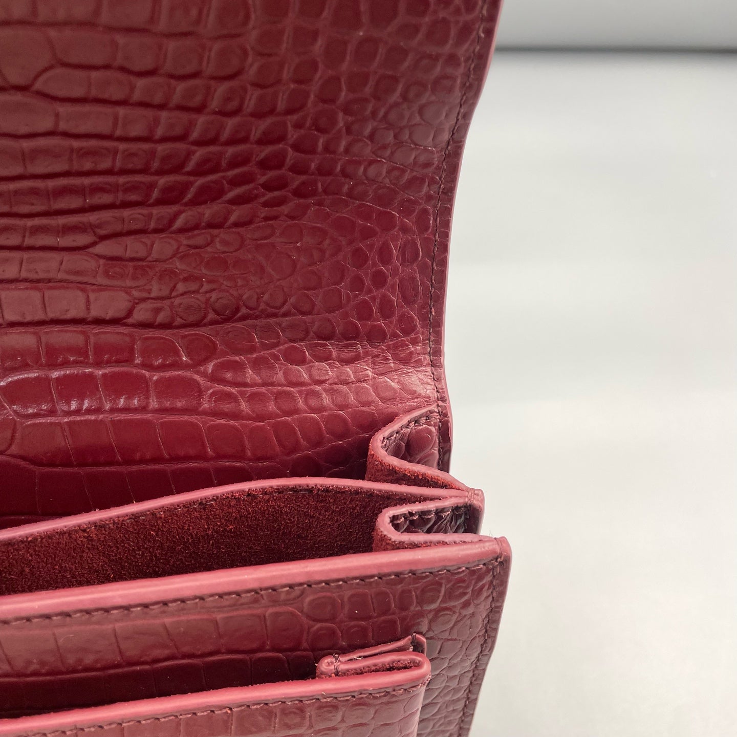Saint Laurent - Sunset Medium - Calfskin leather with crocodile embossing - Burgundy - (Medium)