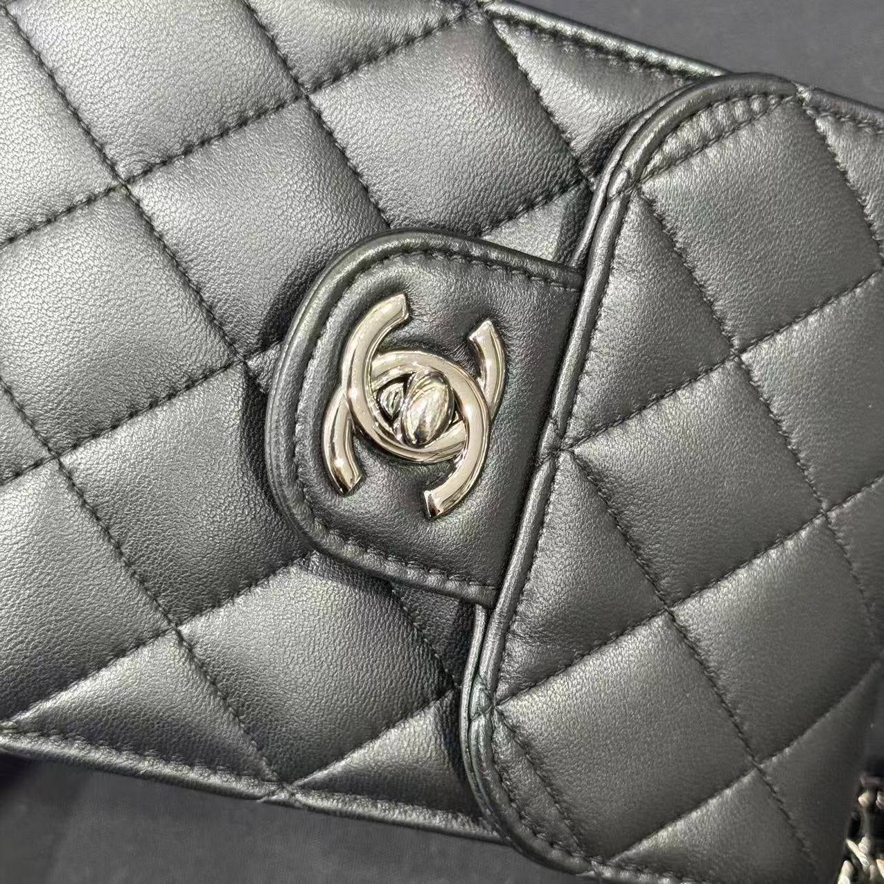 Chanel - Vertical Quilted Phone Holder with Chain - Lambskin leather - Black - (mini)