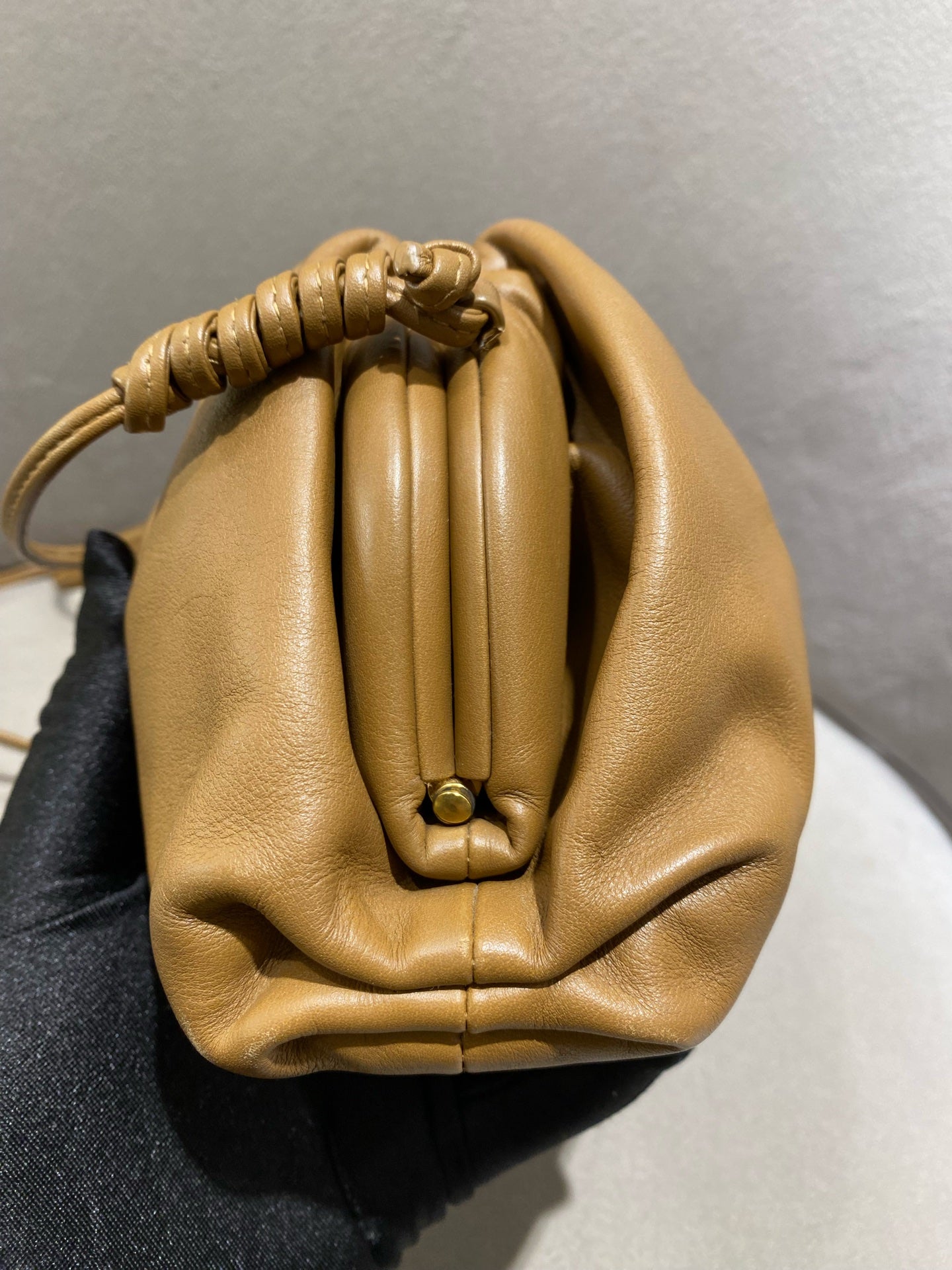 Bottega Veneta - The Pouch Mini - Lambskin leather - Caramel - (mini)